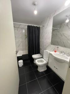 a bathroom with a white toilet and a sink at Monoambiente centrico Plaza Belgrano in San Salvador de Jujuy