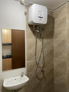 a bathroom with a shower and a sink at Apartemen Studio View Waterpark in Bulanbulan