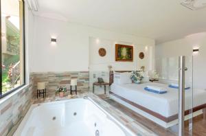 een slaapkamer met een bad en een bed bij Hotel Nana in Villeta
