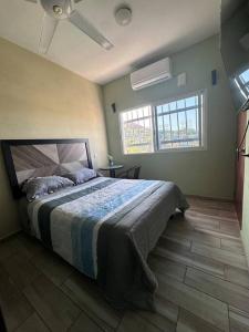 サリナ・クルスにあるEstancia Lunaの窓付きの部屋にベッド付きのベッドルーム1室があります。