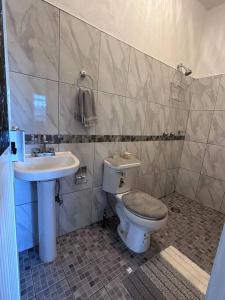 サリナ・クルスにあるEstancia Lunaのバスルーム(トイレ、洗面台付)