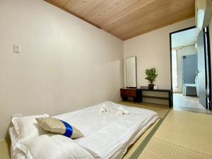 1 dormitorio con 1 cama blanca grande y espejo en D27-Outstanding convenience 4DK/ Shinjuku Okubo en Tokio