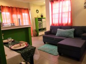 uma sala de estar com um sofá e uma mesa em Comfort Suites - Special em Choiseul