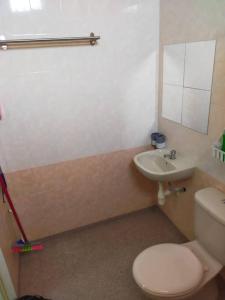 bagno con servizi igienici e lavandino di Cheerful 3-Bedroom Residential Home with Free WIFI a Butterworth