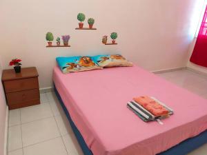 a pink bed in a room with a pink bedvisor at Cheerful 3-Bedroom Residential Home with Free WIFI in Butterworth