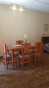 mesa de comedor con sillas, mesa, mesa y silla en Botanical house en San Miguel de Tucumán