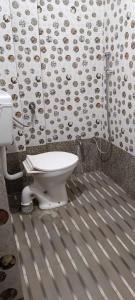 OYO Raj Villas في Satna: حمام مع مرحاض في الغرفة