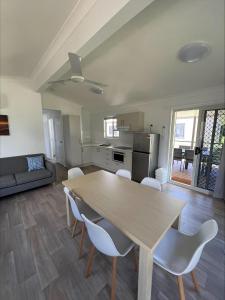 BIG4 Tasman Holiday Parks - Rowes Bay的厨房或小厨房