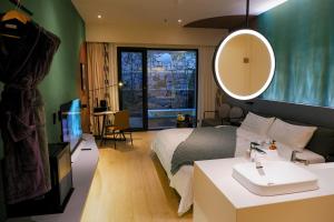 Μια τηλεόραση ή/και κέντρο ψυχαγωγίας στο Zhi Resort Beijing - Breakfast with Deer&Thousand Acre Garden&50 Meter Swimming Pool&Private Soup Pool&Outdoor Soup Spring&Free Coffee
