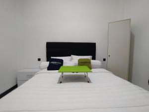 Postel nebo postele na pokoji v ubytování Urbanview Badran Residence Syariah Manahan