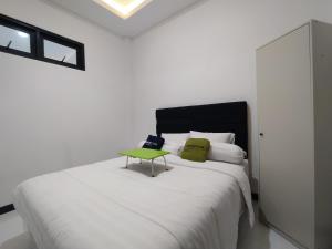 Postel nebo postele na pokoji v ubytování Urbanview Badran Residence Syariah Manahan