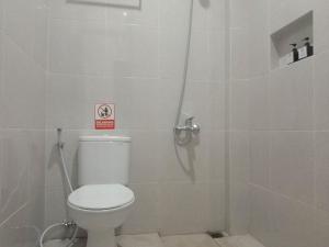 Koupelna v ubytování Urbanview Badran Residence Syariah Manahan