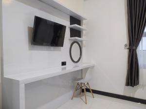 TV a/nebo společenská místnost v ubytování Urbanview Badran Residence Syariah Manahan