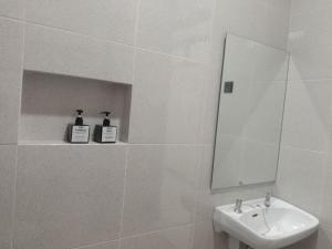 Koupelna v ubytování Urbanview Badran Residence Syariah Manahan