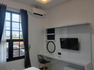 TV a/nebo společenská místnost v ubytování Urbanview Badran Residence Syariah Manahan