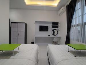 Postel nebo postele na pokoji v ubytování Urbanview Badran Residence Syariah Manahan