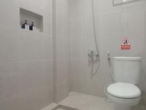 Koupelna v ubytování Urbanview Badran Residence Syariah Manahan
