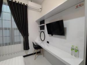 TV a/nebo společenská místnost v ubytování Urbanview Badran Residence Syariah Manahan + 37 fotografií