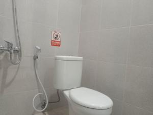 Koupelna v ubytování Urbanview Badran Residence Syariah Manahan