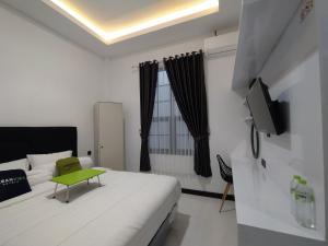 Postel nebo postele na pokoji v ubytování Urbanview Badran Residence Syariah Manahan