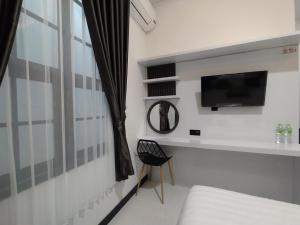 TV a/nebo společenská místnost v ubytování Urbanview Badran Residence Syariah Manahan