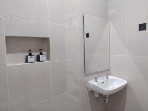 Koupelna v ubytování Urbanview Badran Residence Syariah Manahan