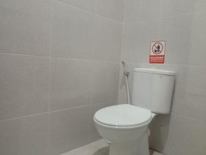 Koupelna v ubytování Urbanview Badran Residence Syariah Manahan