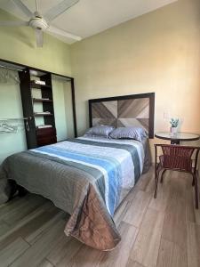 een slaapkamer met een groot bed en een tafel bij Estancia Luna in Salina Cruz