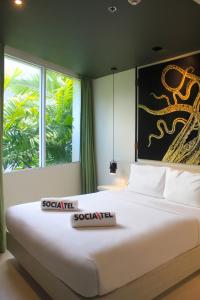 Postel nebo postele na pokoji v ubytování SocialTel Koh Samui