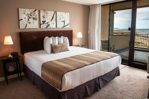 Un pat sau paturi într-o cameră la Inn at Spanish Head Resort Hotel