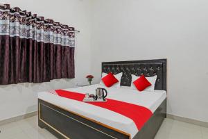 Een bed of bedden in een kamer bij OYO City Guest House