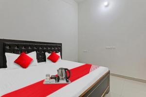 Een bed of bedden in een kamer bij OYO City Guest House