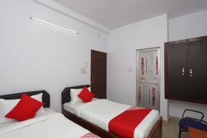 Ліжко або ліжка в номері Hotel Aditya Inn