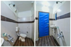 La salle de bains est pourvue de toilettes et d'une porte bleue. dans l'établissement OYO Surya Teja Residency, à Khammam