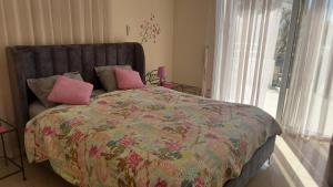 Katil atau katil-katil dalam bilik di Nissi 3 Pool Access Garden Apartment