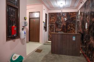 Ein Zimmer mit einem Hydranten und einem Feuerlöscher in der Unterkunft Hotel O Hmi International in Meerut