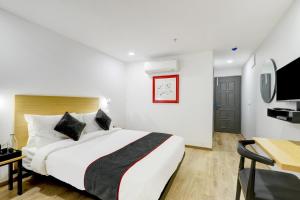 Кровать или кровати в номере Townhouse Rajyash Rise