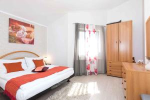 sypialnia z łóżkiem, komodą i oknem w obiekcie Apartments in Baska - Insel Krk 42194 w Bašce