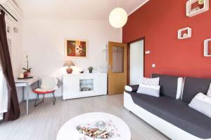salon z kanapą i czerwoną ścianą w obiekcie Apartments in Baska - Insel Krk 42194 w Bašce
