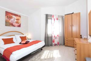 een slaapkamer met een bed, een ladekast en een raam bij Apartments in Baska - Insel Krk 42194 in Baška