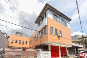 un edificio en construcción en una calle en RedDoorz near Pasar Lama Serang en Serang
