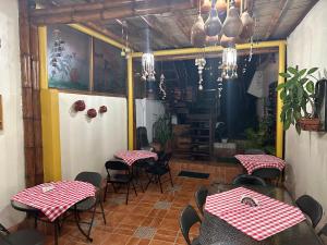 un restaurante con mesas y sillas en una habitación en Hotel Pacande B&B, en Alajuela