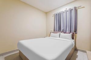 a white bed in a room with a window at Super OYO Hotel Rameshwar in Rānchī