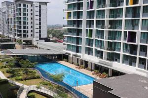 - une vue sur un grand bâtiment avec une piscine dans l'établissement Jeff and Ricky Homestay 2 @Vivacity Megamall, à Kampong Tabuan