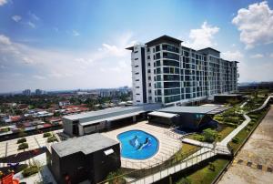 - un grand bâtiment avec une piscine en face dans l'établissement Jeff and Ricky Homestay 2 @Vivacity Megamall, à Kampong Tabuan