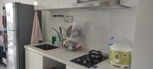 Cuina o zona de cuina de Skyhouse BSD 2 Bedroom & Studio Apartments - Perfect for ICE BSD Events