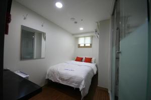 En eller flere senge i et værelse på Star Guest House + 15 billeder