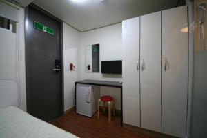 um quarto com uma cama, uma secretária e um balcão em Star Guest House em Seul