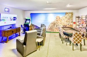 百慕大沙丘A Royal Oasis in the Desert with pool, spa and Epic Game Room!的相册照片
