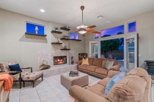 A Royal Oasis in the Desert with pool, spa and Epic Game Room!的休息区